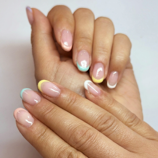 Mains tenant une fleur blanche avec vernis nude mat